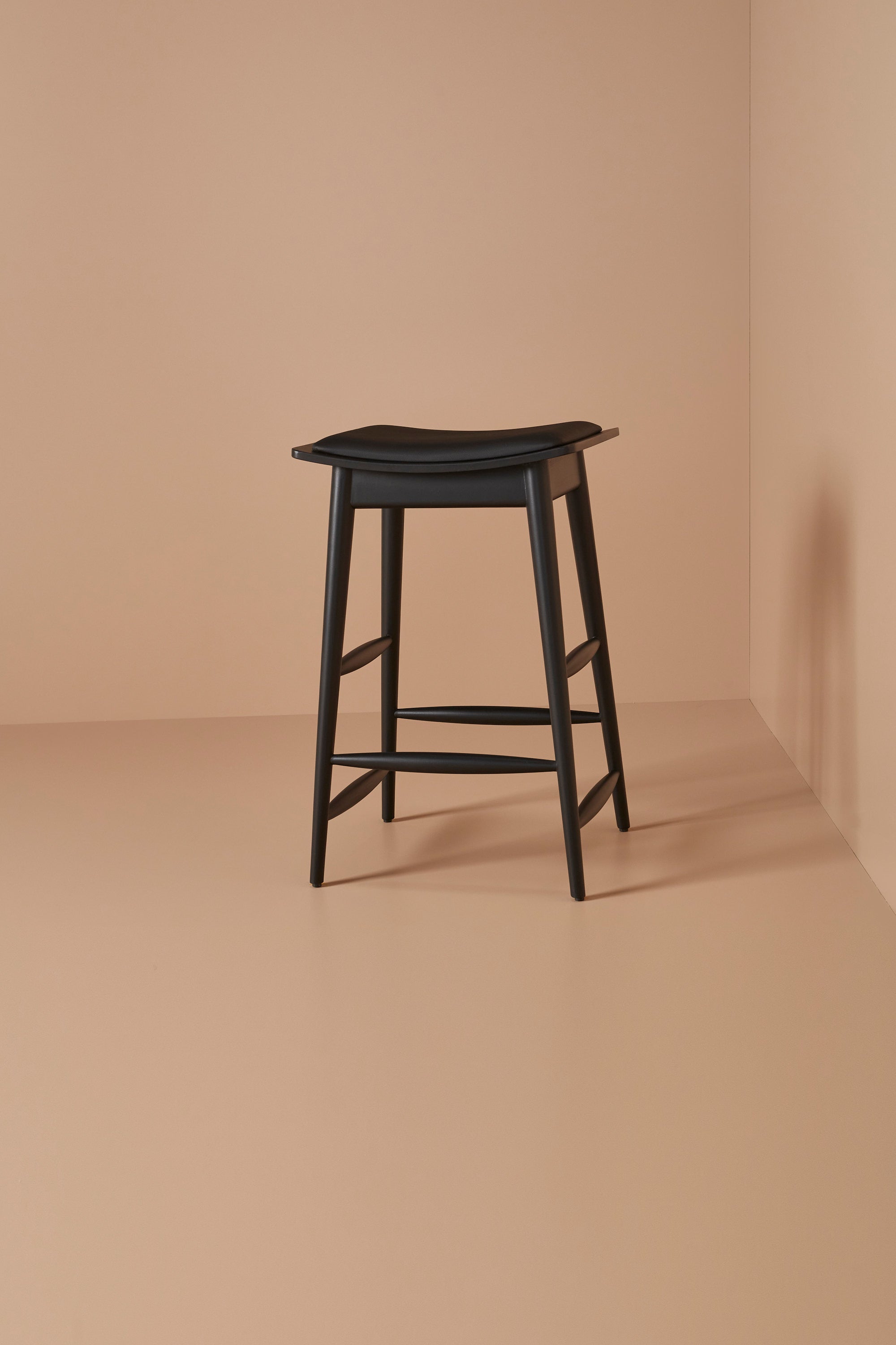 hans stool – charcoal black