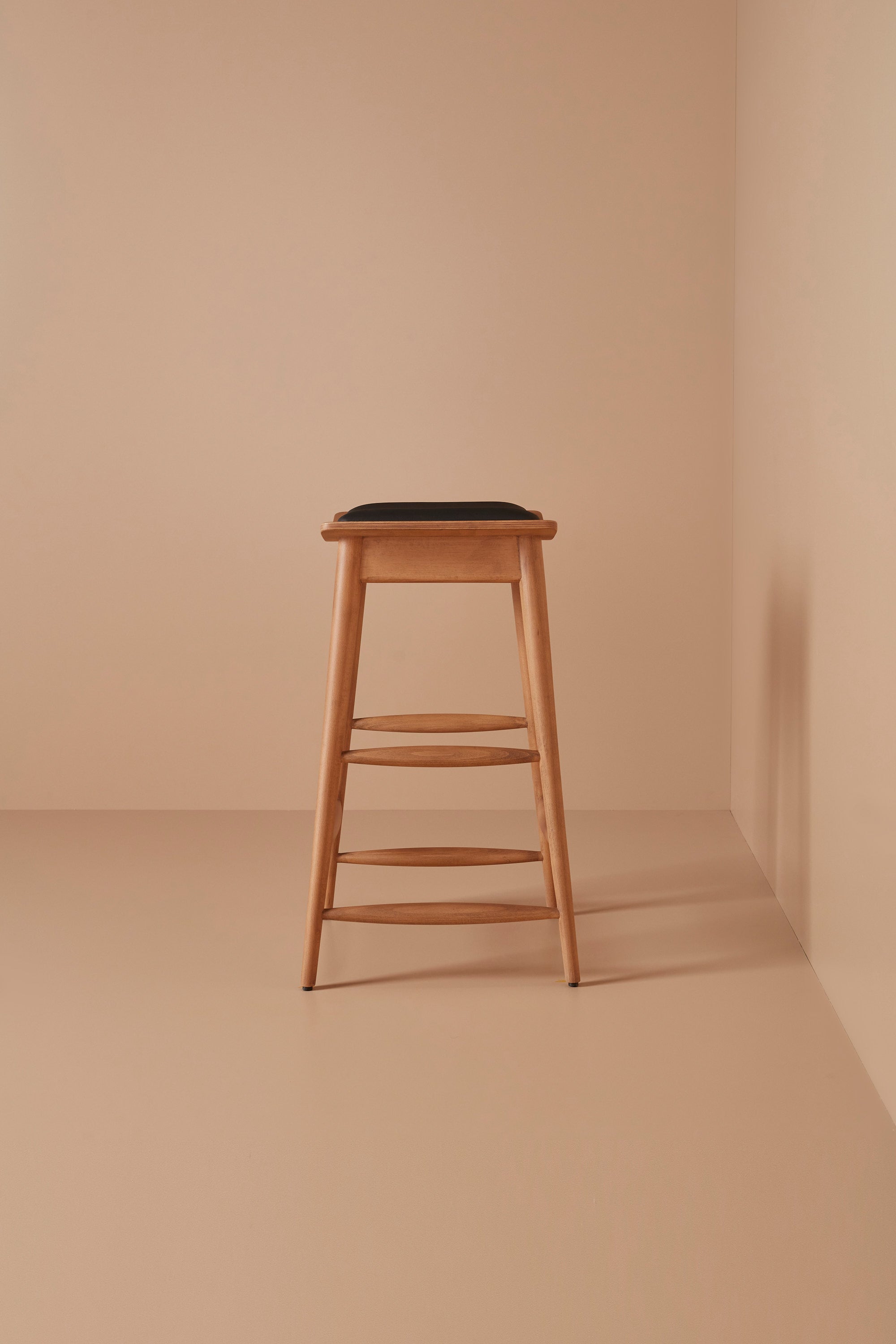 hans stool – teak