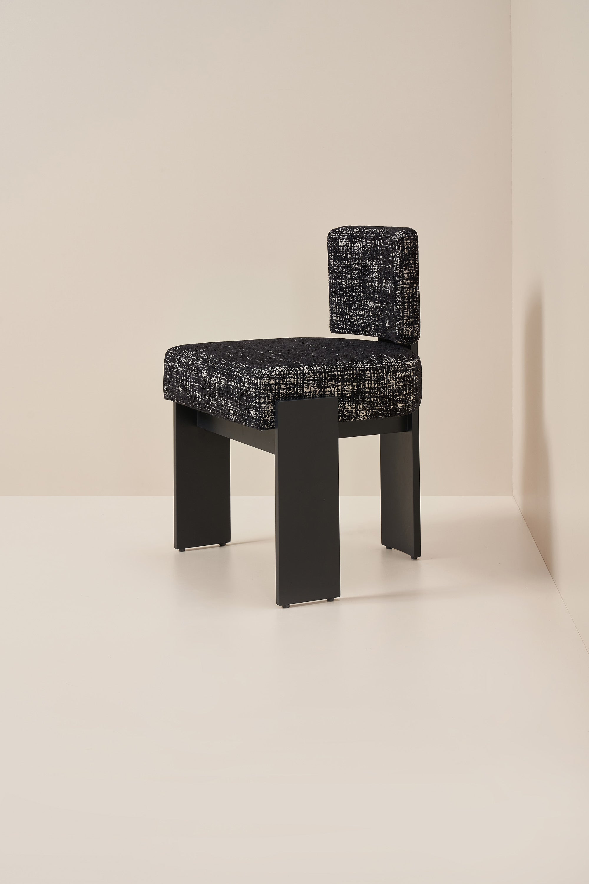 armless hannah - charcoal black