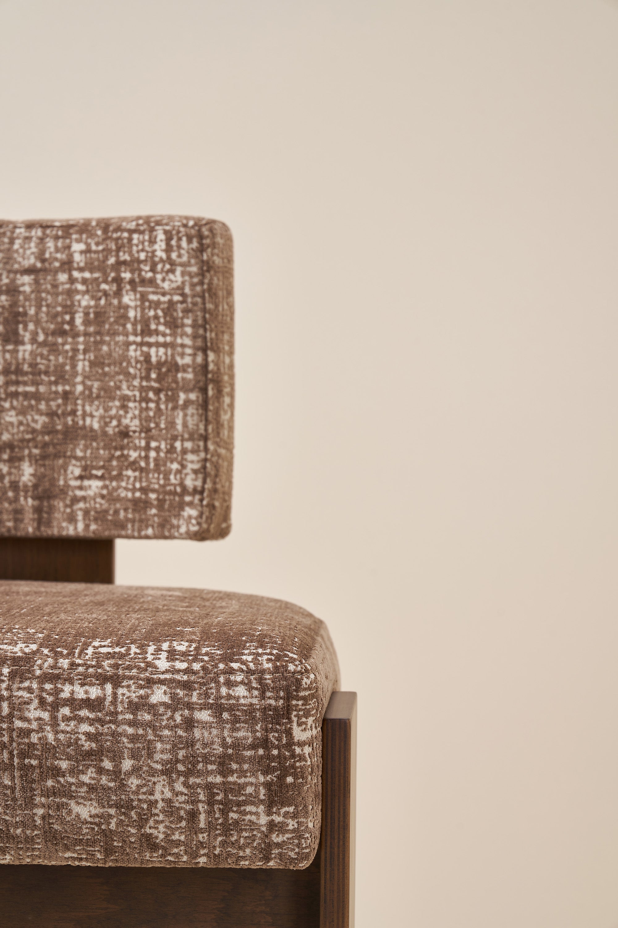 armless hannah - walnut