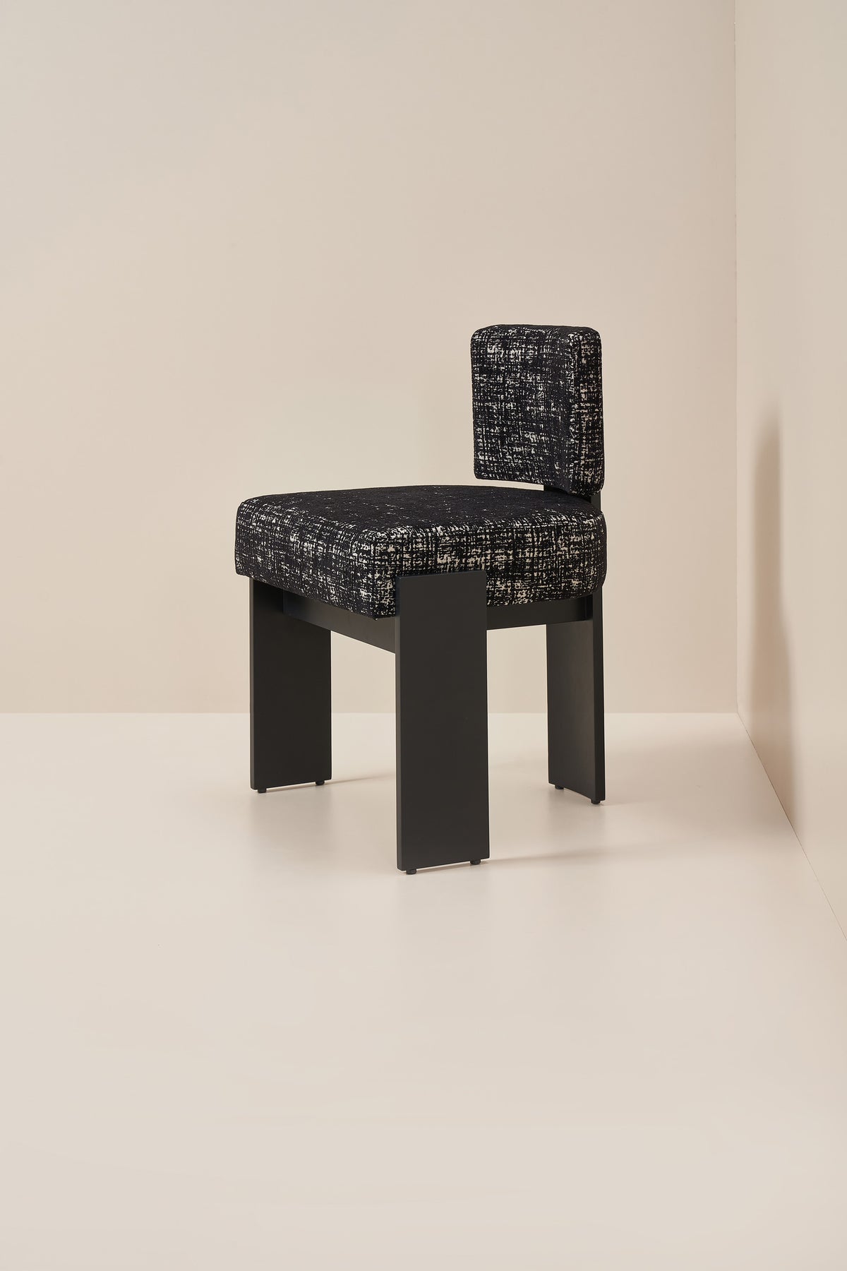 armless hannah - charcoal black