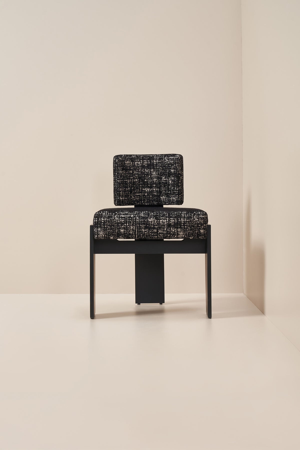 armless hannah - charcoal black