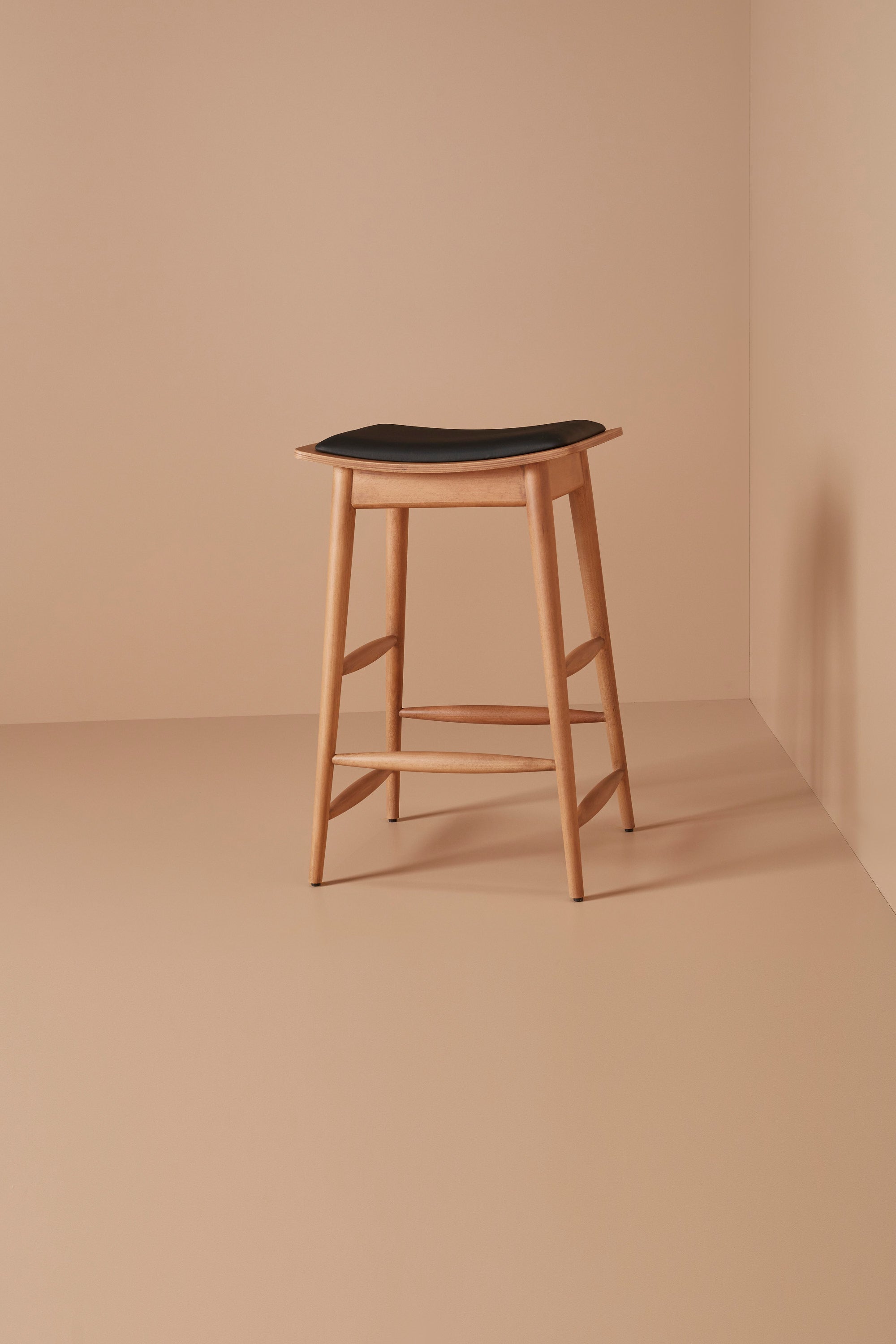 hans stool – teak