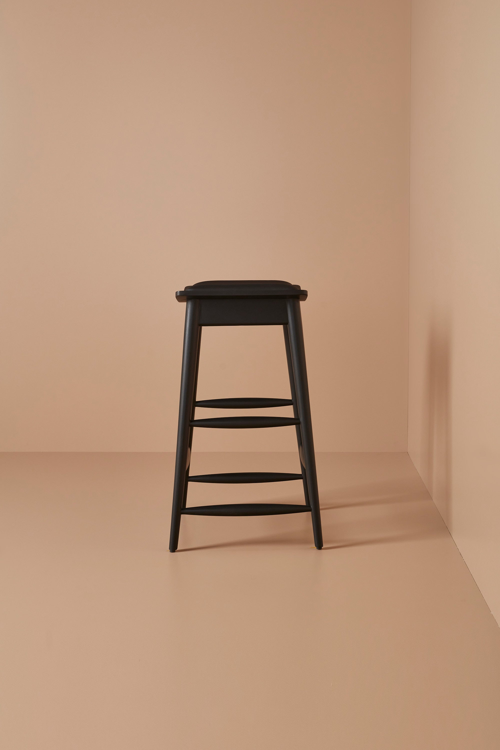 hans stool – charcoal black