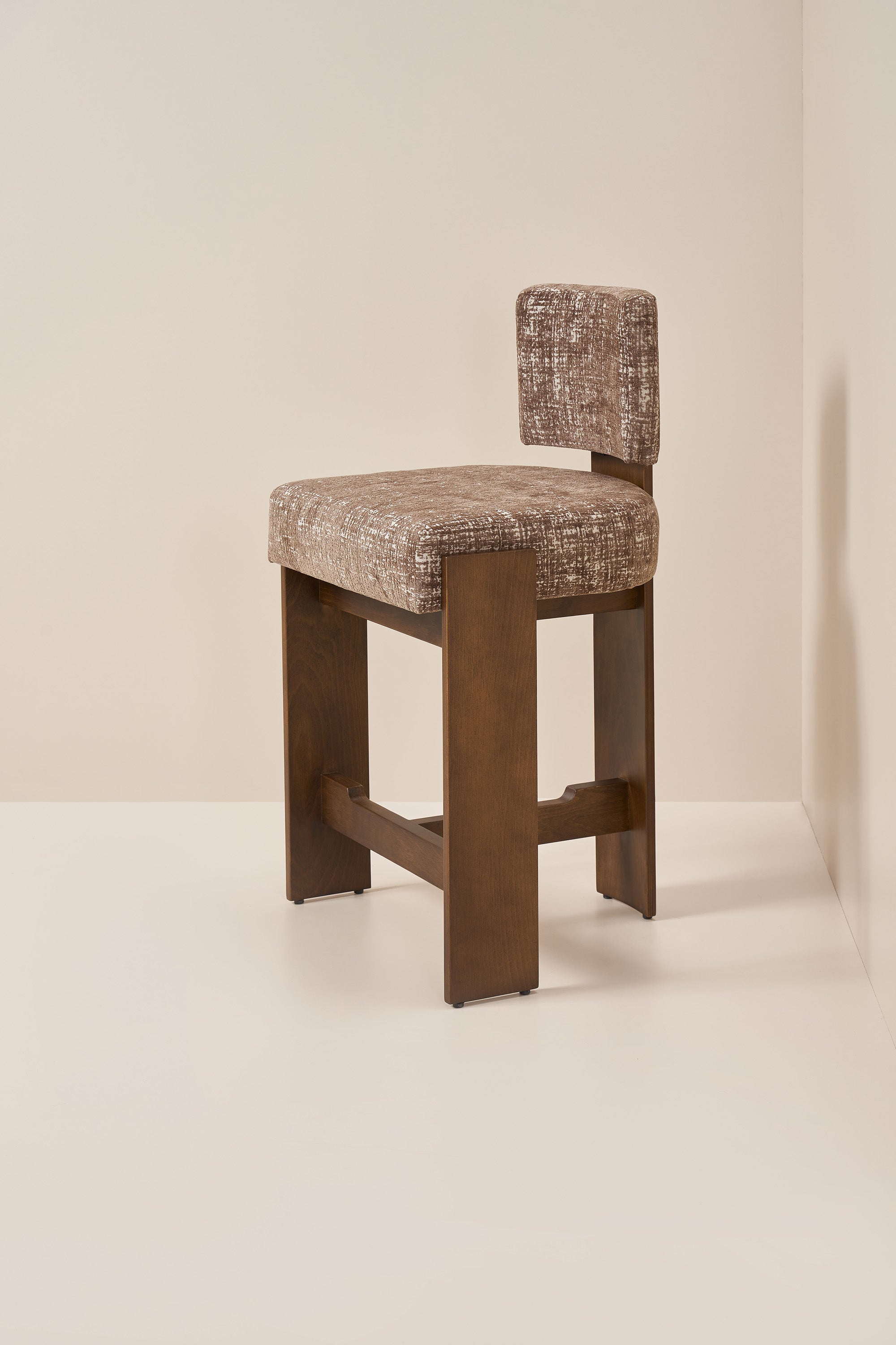 armless hannah - walnut