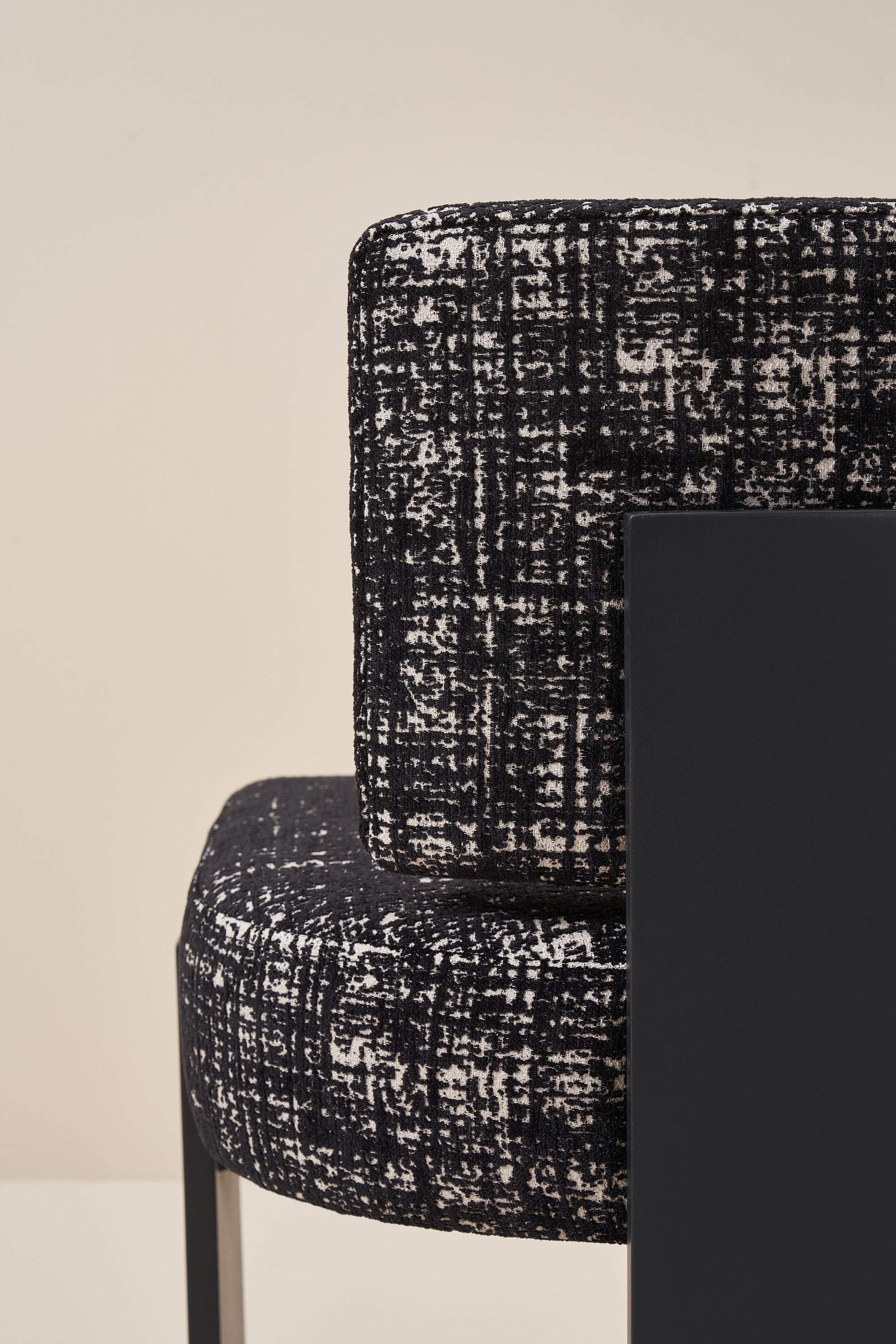 armless hannah - charcoal black