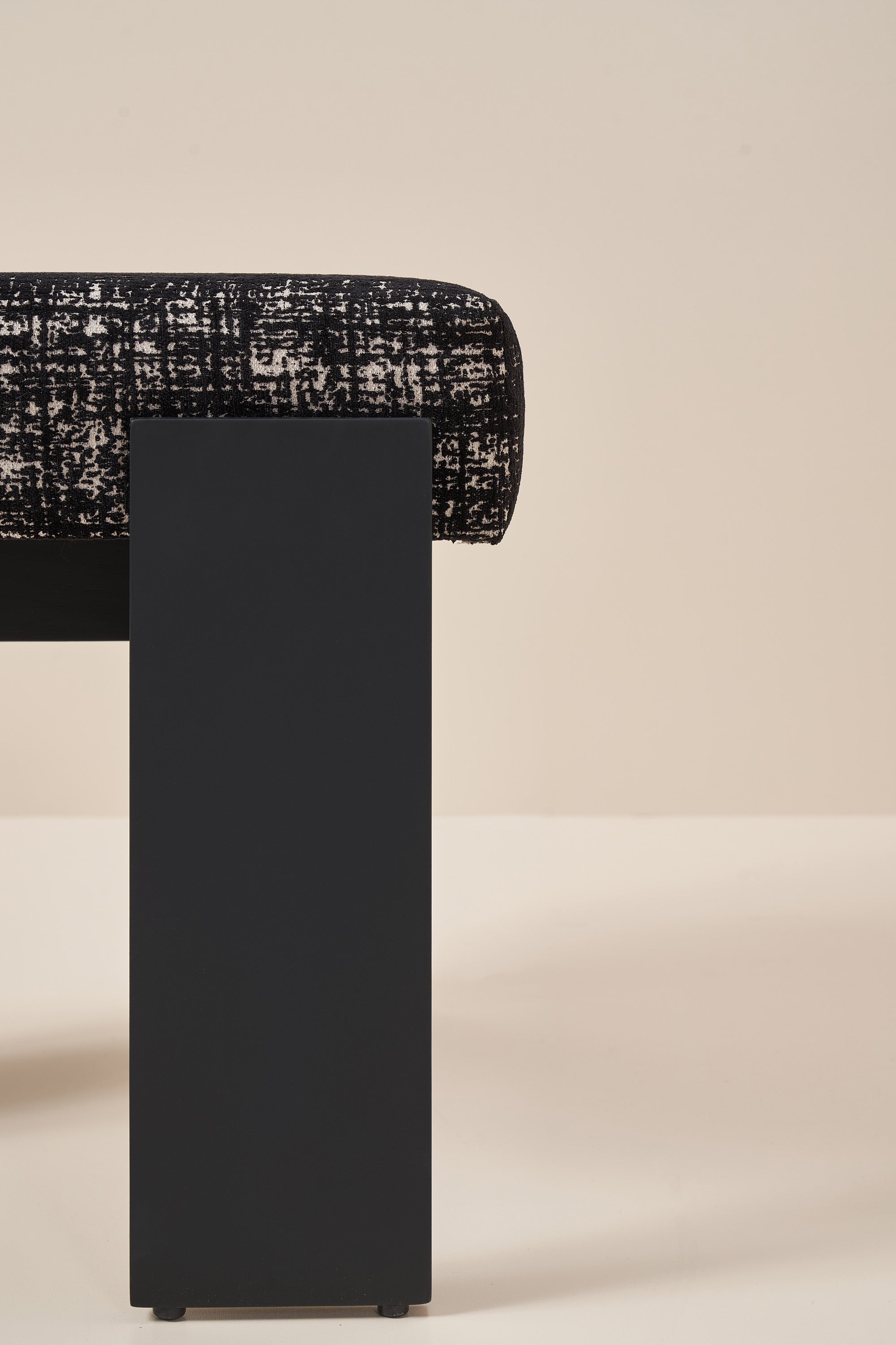 armless hannah - charcoal black