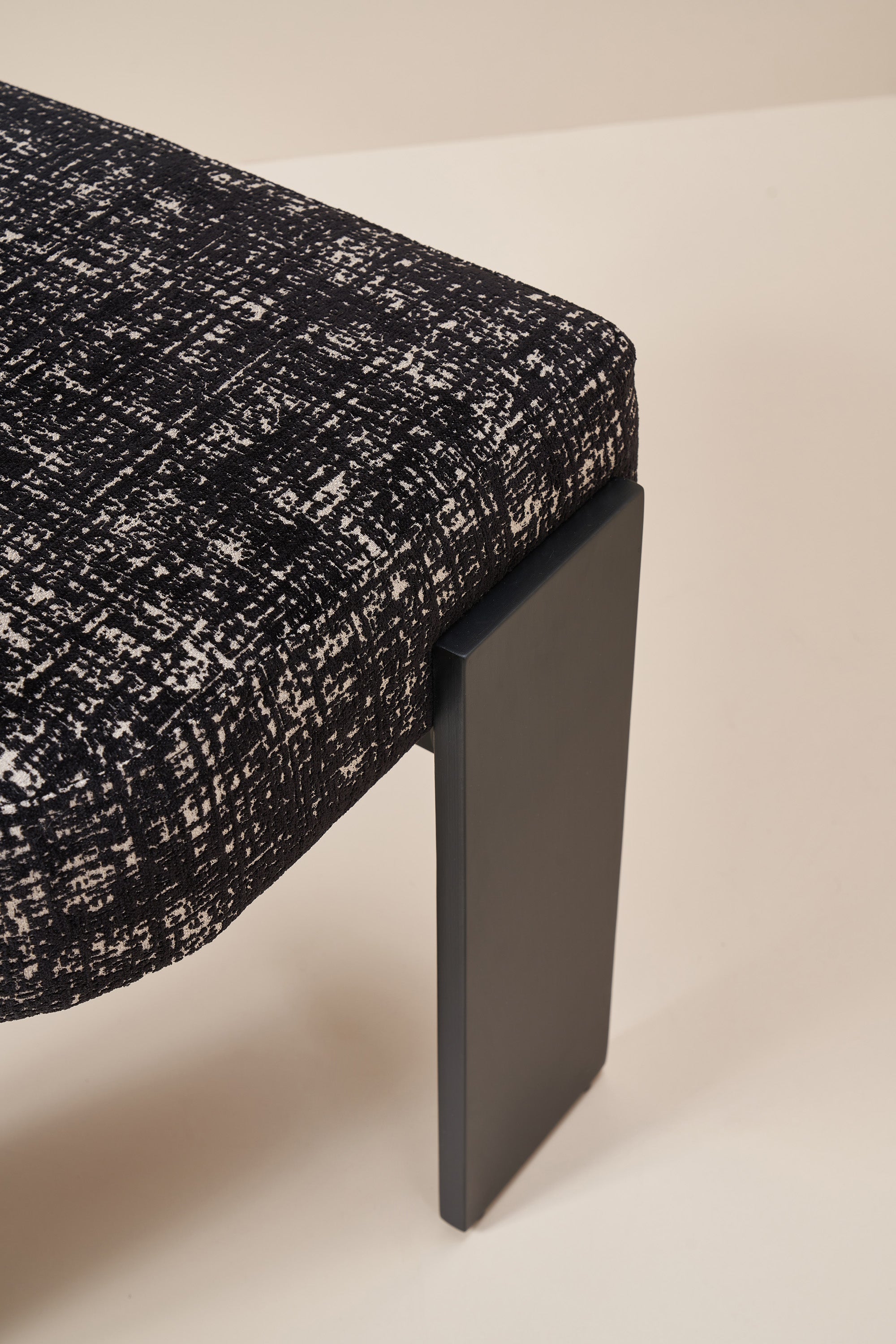 armless hannah - charcoal black