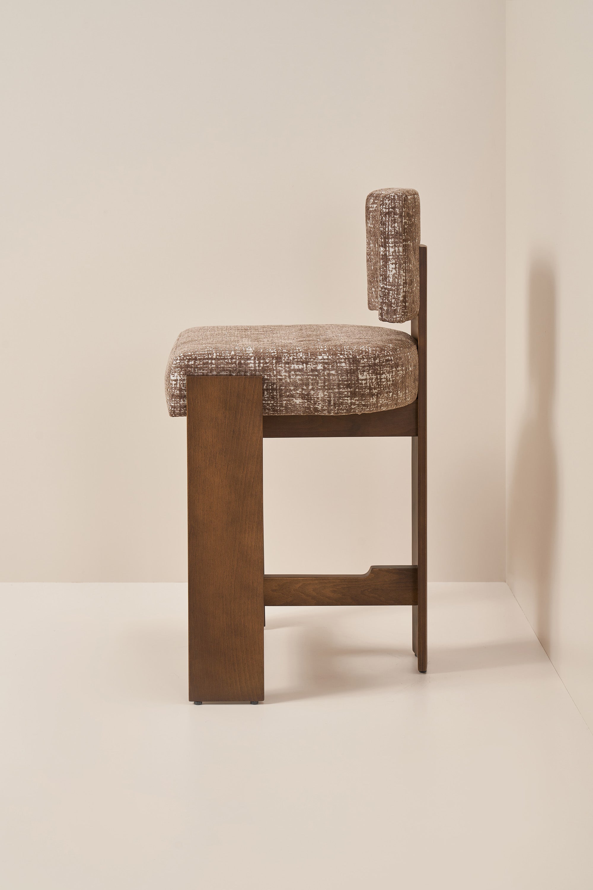 armless hannah - walnut