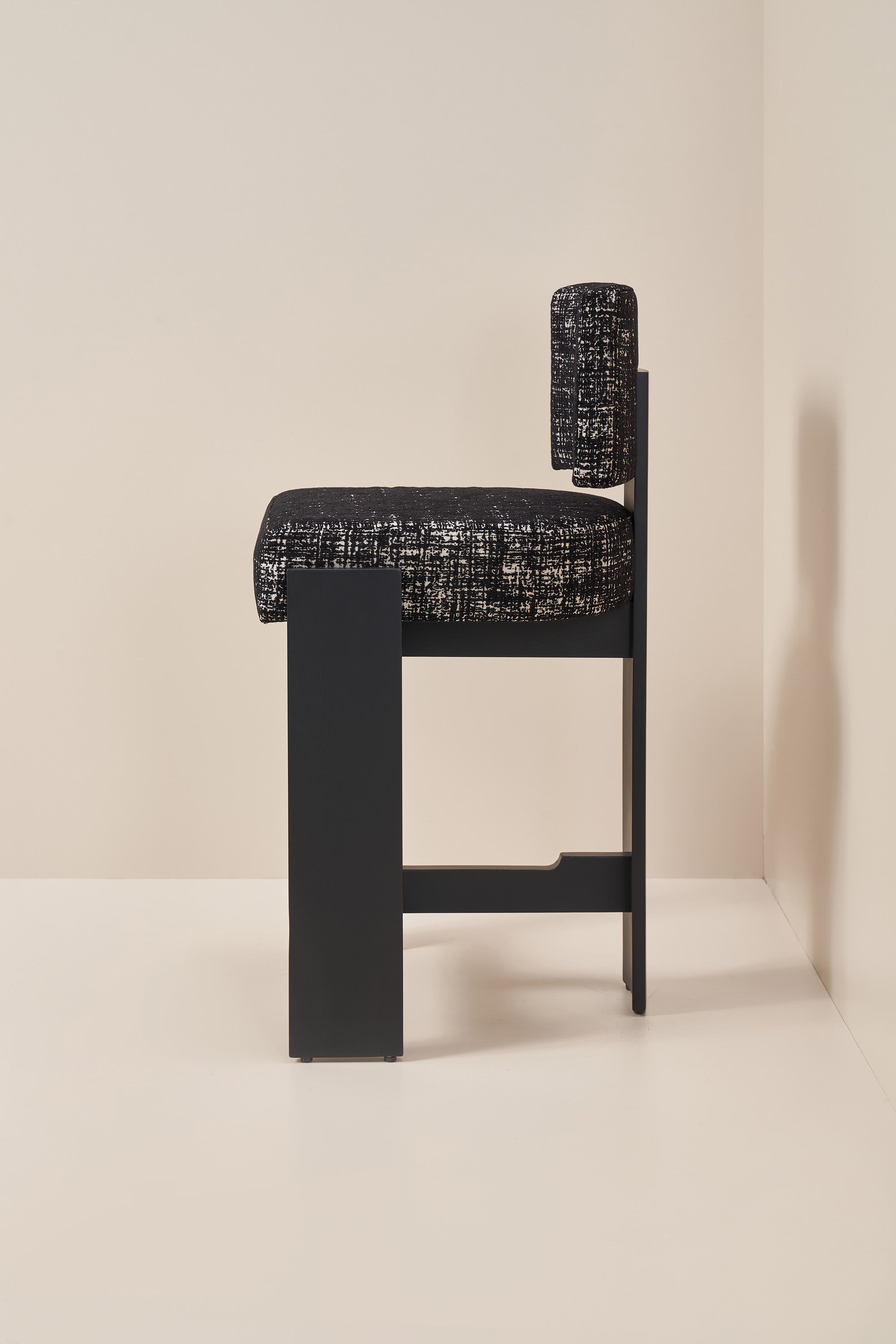 armless hannah - charcoal black