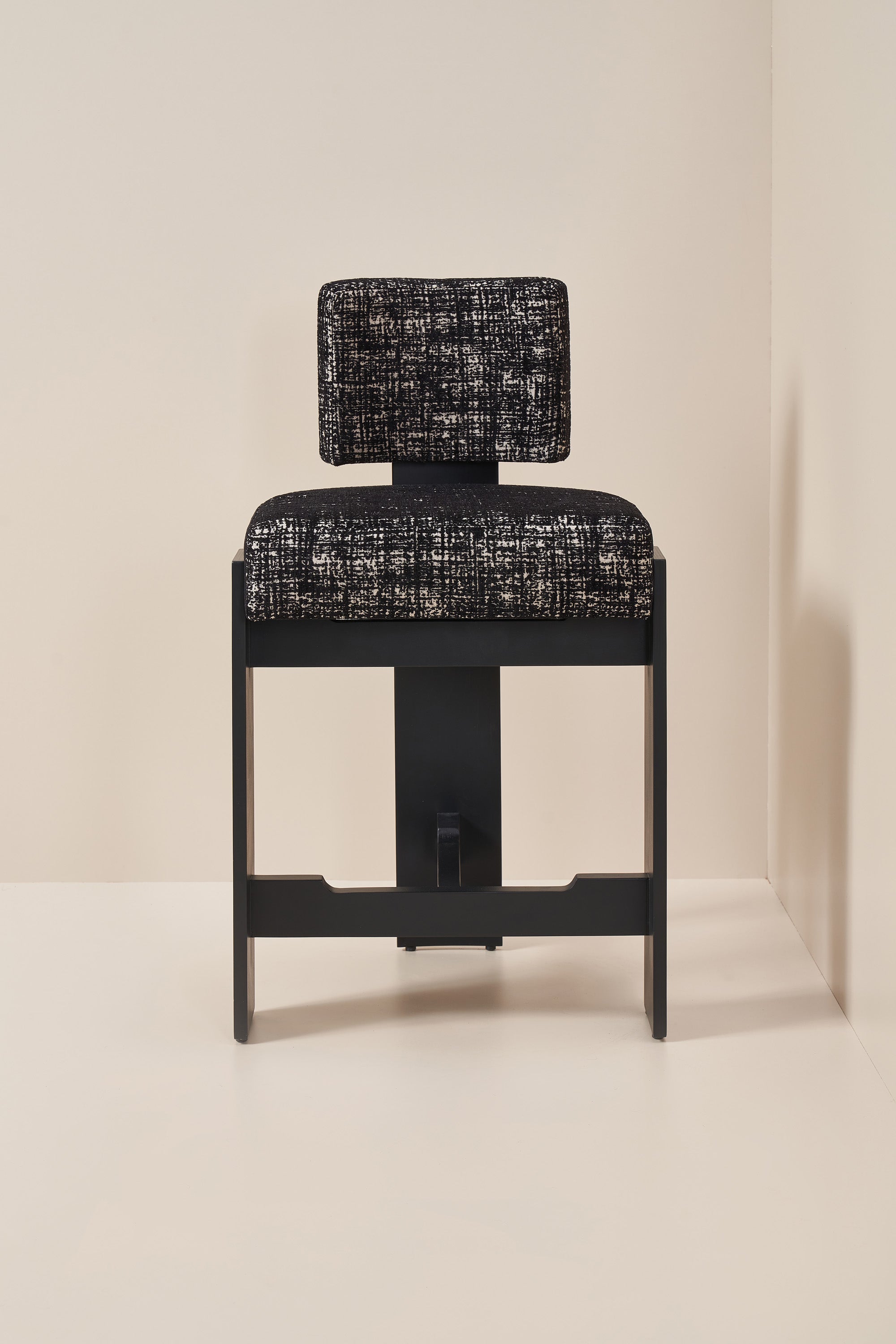 armless hannah - charcoal black