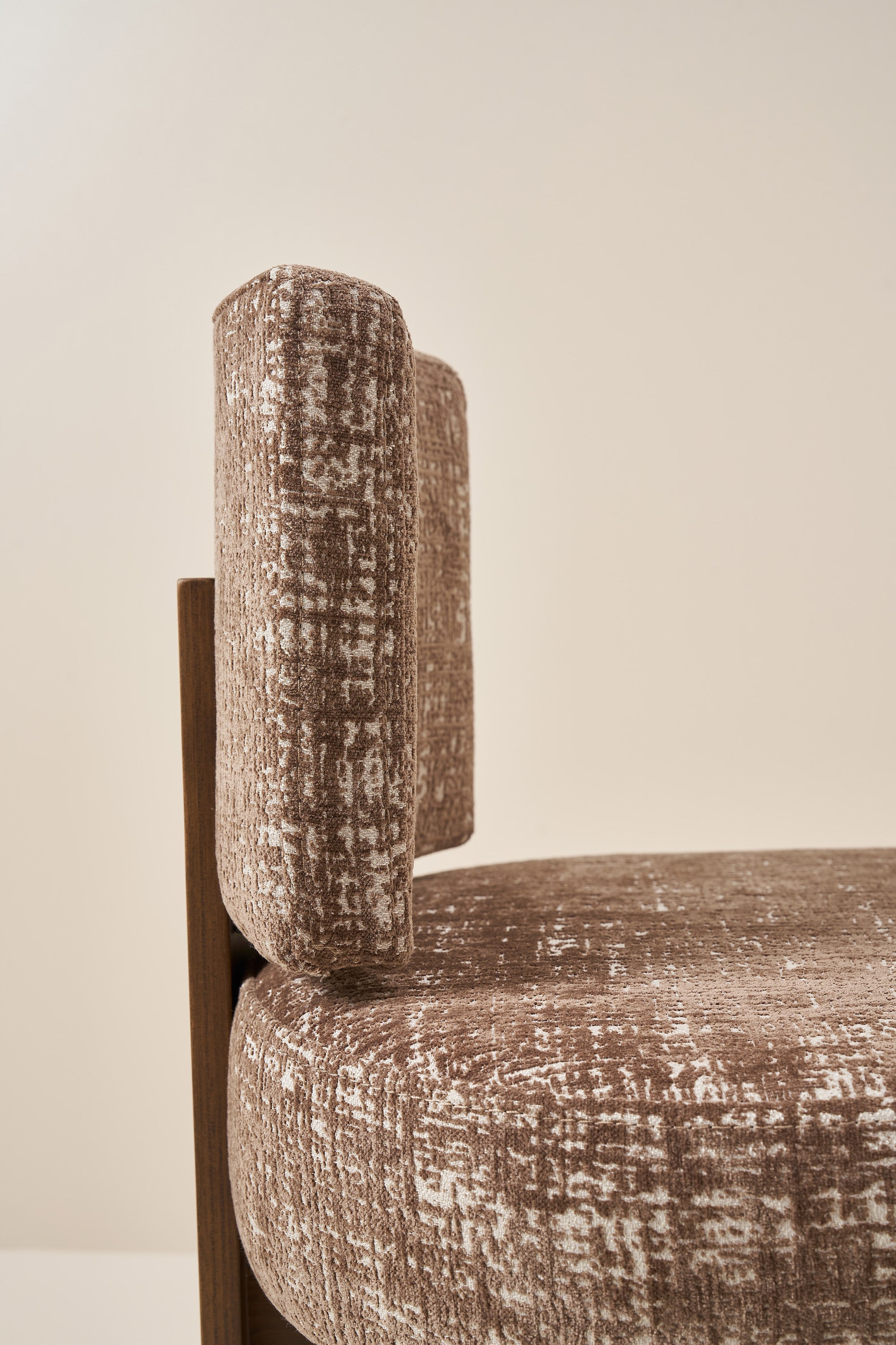 armless hannah - walnut