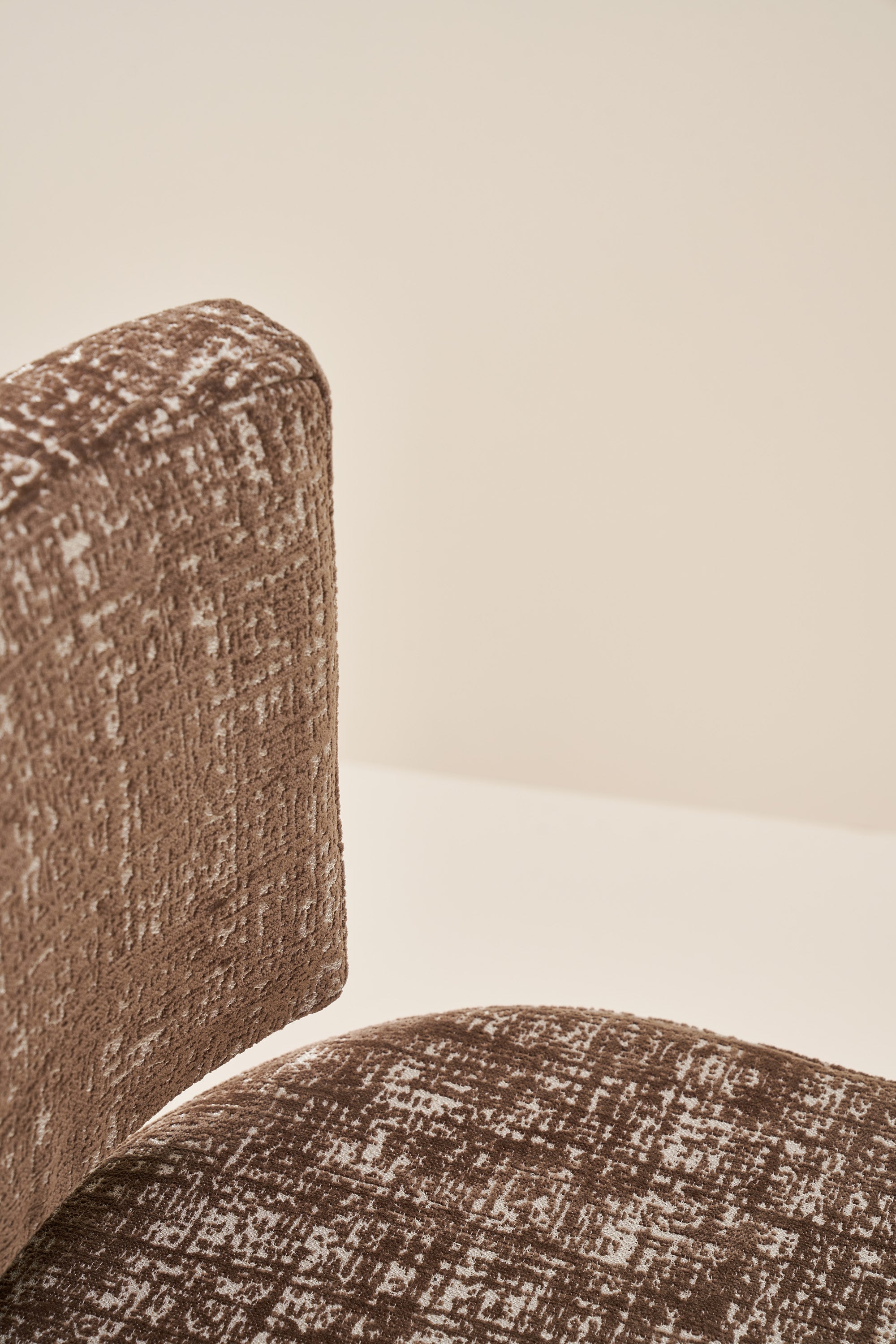 armless hannah - walnut