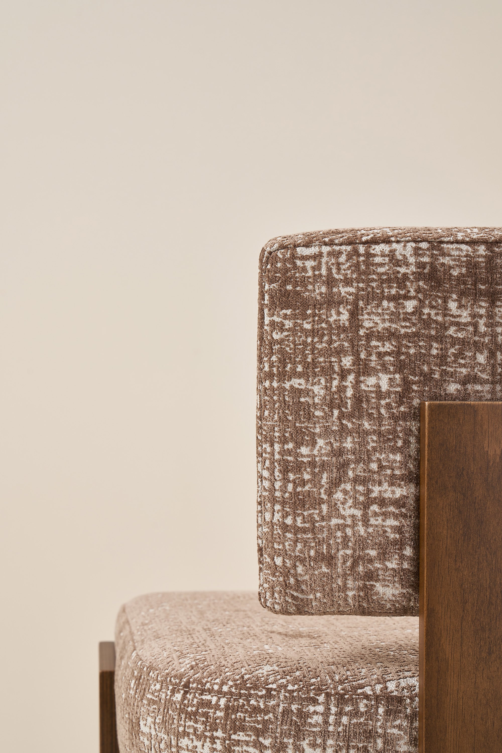 armless hannah - walnut