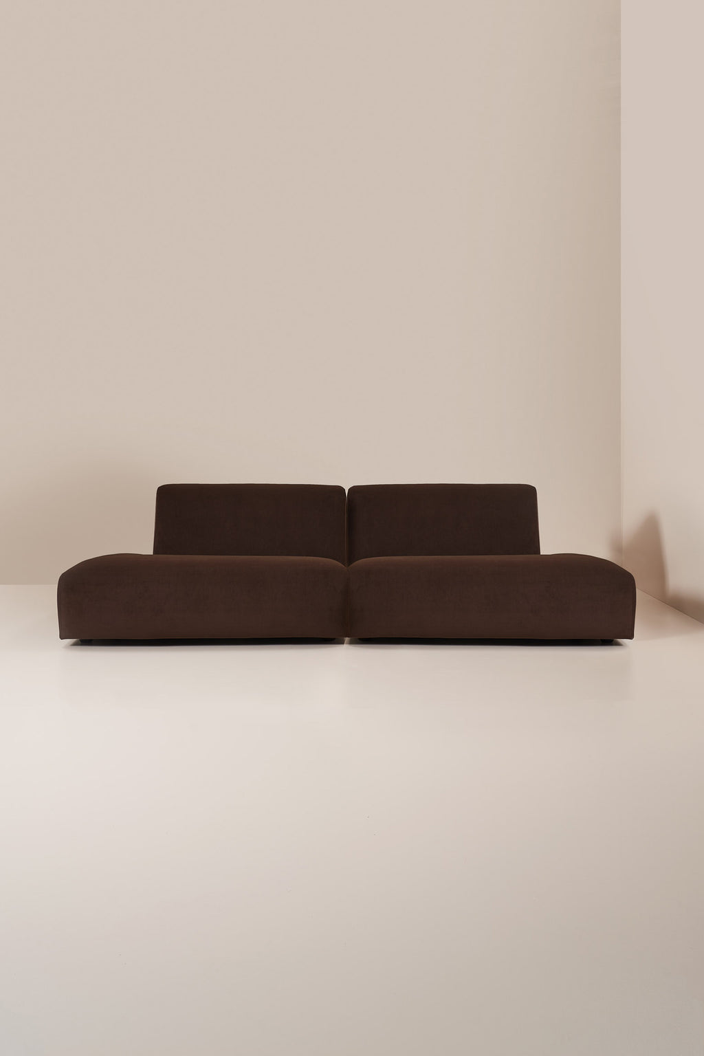 Sinatra sofa loop and twist