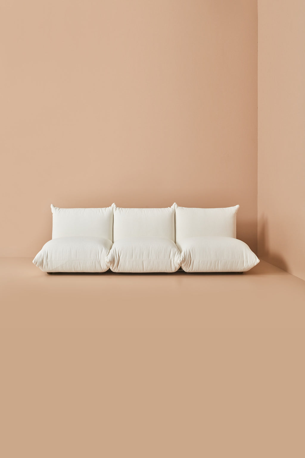 Cloud sofa without armrest loop and twist